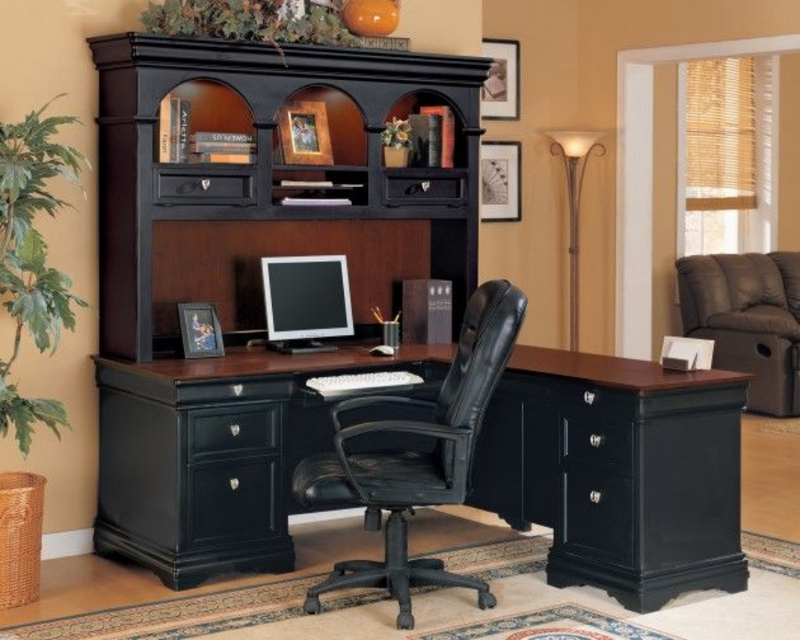 Design Meets Storage: Executive Desks with Organizational Solutions